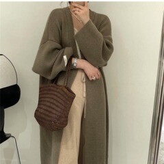 怠惰な風の長いセーターのコートの女装秋冬は柔らかくてモチモチとした肌の韓国版のゆったりした長袖のニットのカーディガンを厚くします。