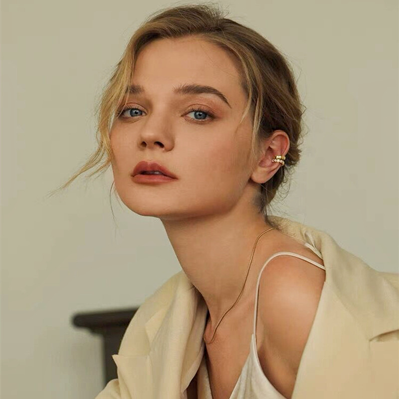 S925 platado en plata 14K diseño de panal de orejas simple sin agujeros de orejas viento frío exquisito ins orejas asimétricas