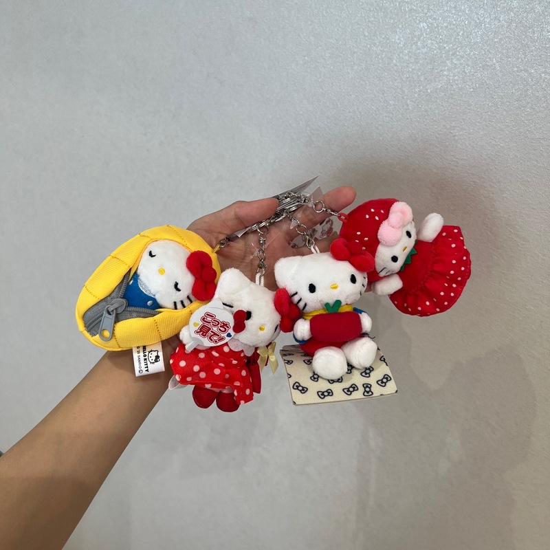 日本Me联名KT猫抱苹果草莓睡袋hellokitty可爱包包小挂件毛绒猫玩|undefined