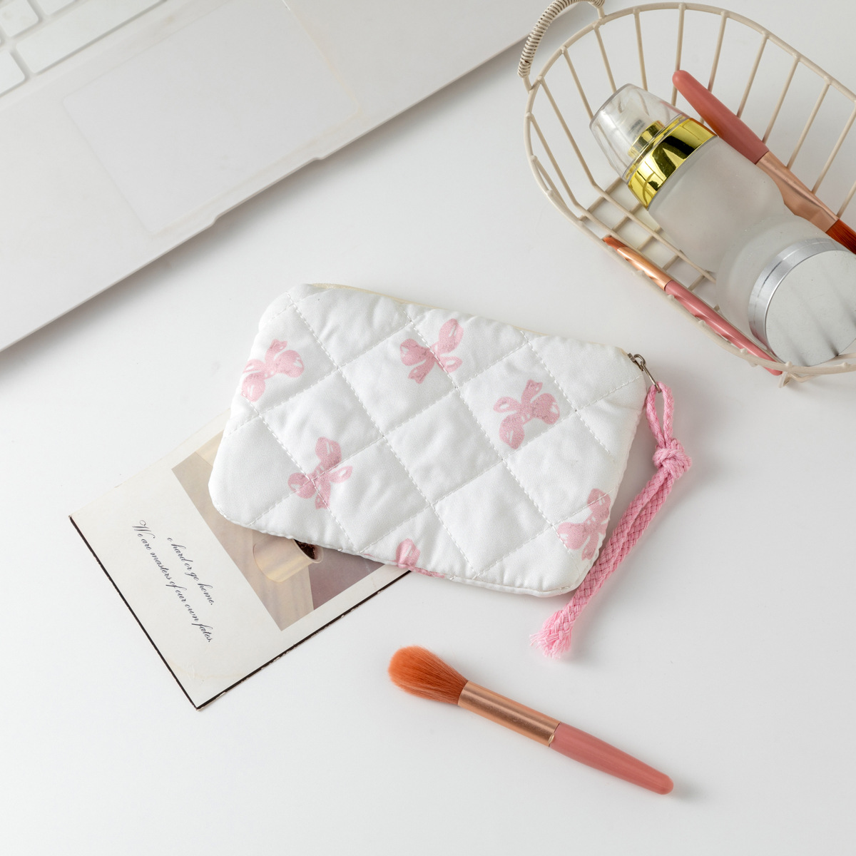 흰색 바탕에 핑크색 리본