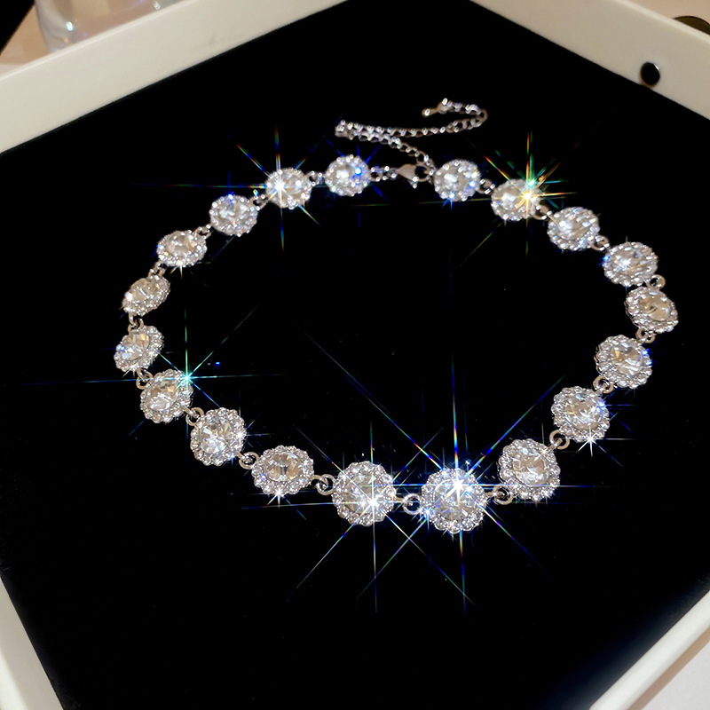 Collar de color con incrustaciones de diamantes de gota de agua vintage retro cadena de clavícula de lujo ligero collar de estilo palacio femenino