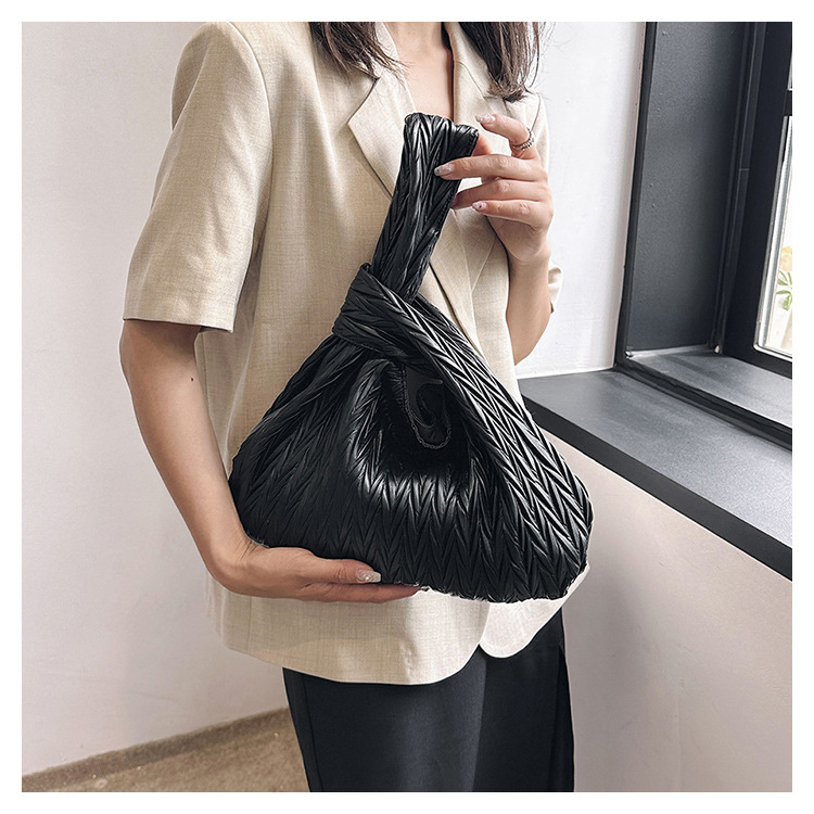 Women's Medium Pu Leather Geometric Solid Color Elegant Magnetic Buckle Handbag display picture 7