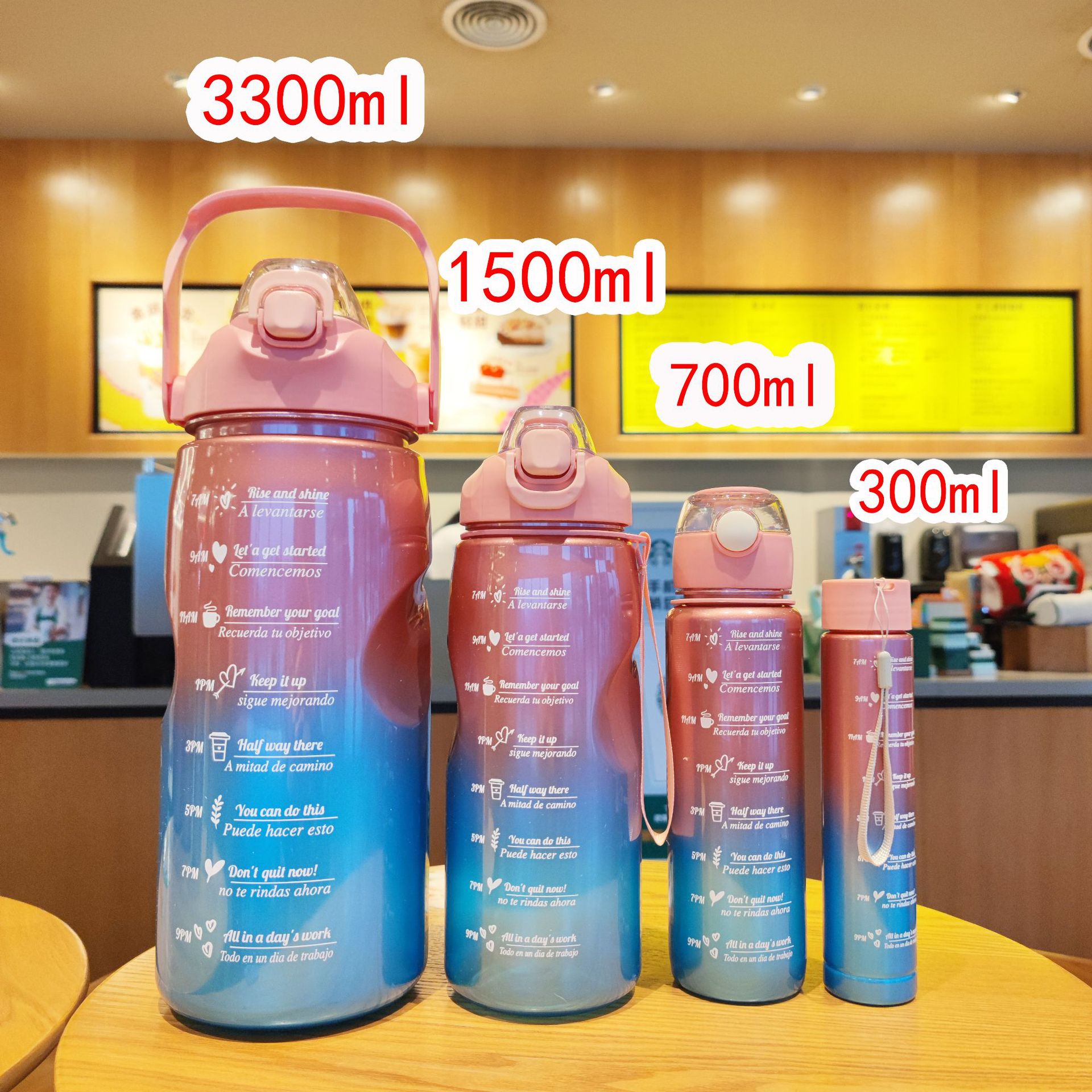 Resalte gradiente de color plástico paja taza de agua de cuatro piezas conjunto de gran capacidad de fitness deportes hervidor de agua mango portátil botella de agua