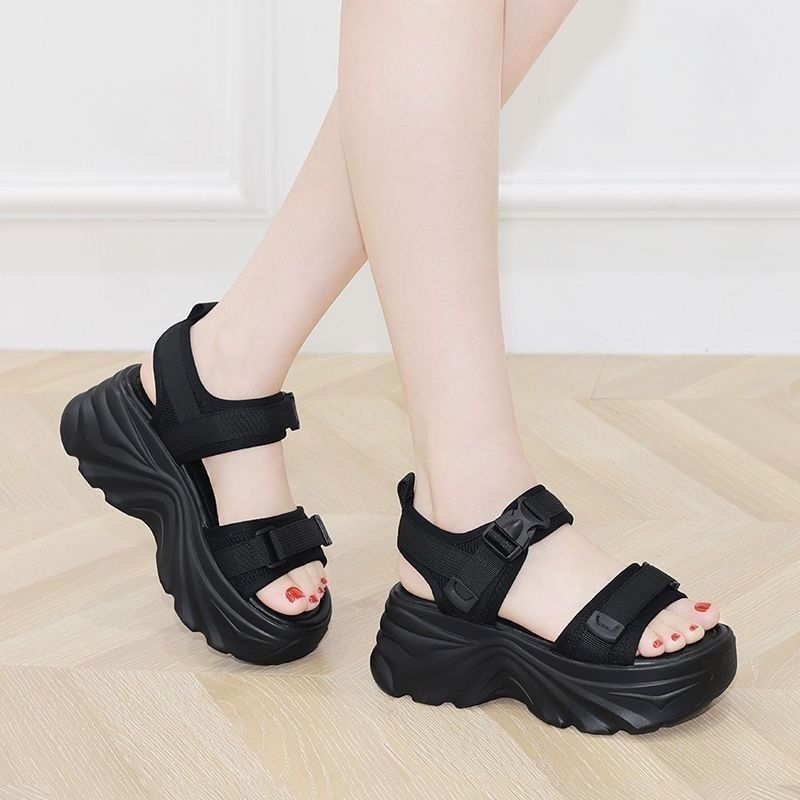 Sandalias de hebilla de muffin de fondo grueso 2026 verano de moda versátil sólido sandalias pequeñas para aumentar la altura
