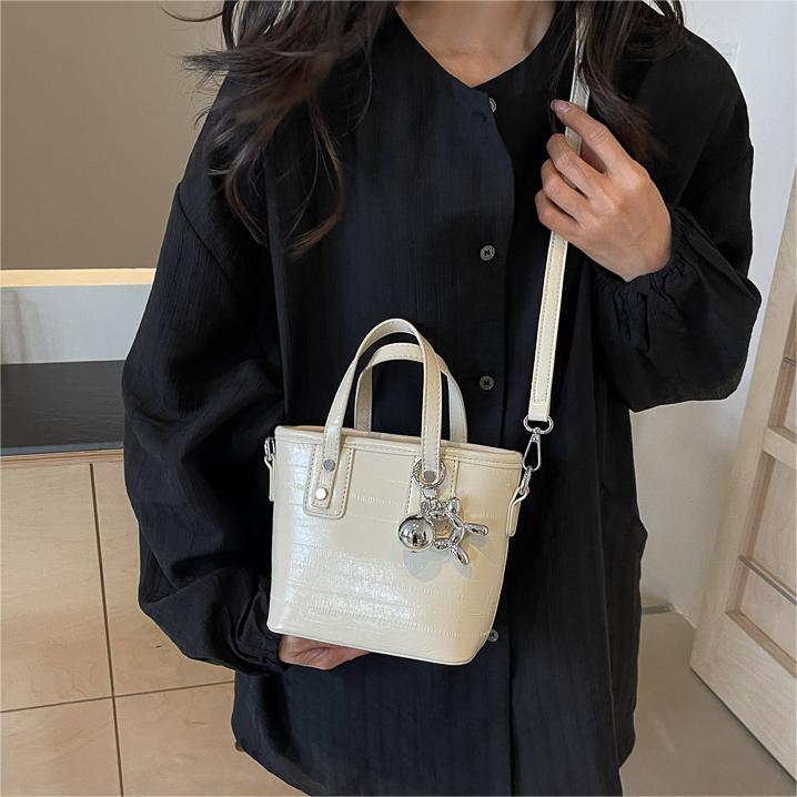 Este año popular bolso de cubo de mano para mujeres verano 2024 nuevo tipo de bolso de hombro alta sensación de moda versátil bolso de mochila