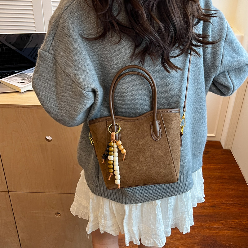 2025 otoño y invierno nuevo bolso de alta calidad bolso de cubo de agua universal bolso de hombro popular de mujer retro mochila esmerilado