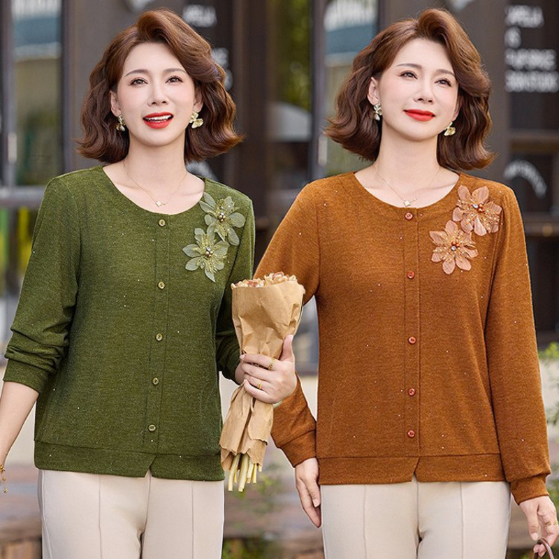 This year's trendy autumn collection for mothers features stylish and high-end knitted sweaters, loose-fitting and slimming designs, perfect as a base layer for middle-aged and elderly women