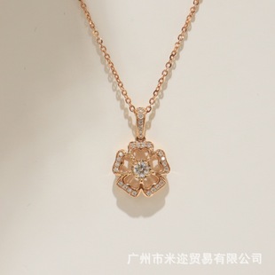 Cultivated Diamond HPHT Fashion 18K Yellow Rose Car Flower Shaped Diamond Pendant Clavicle Chain Artificial Diamond