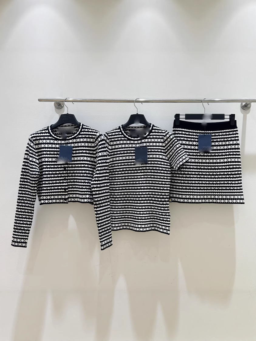 Classic fashionable cardigan with a round collar