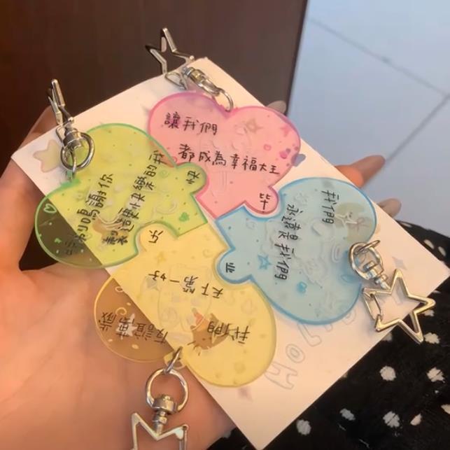 Dopamine Four-Leaf Clover Keychain Pendant for Couples and Students, a Healing Friendship Acrylic Gift for Graduation Season