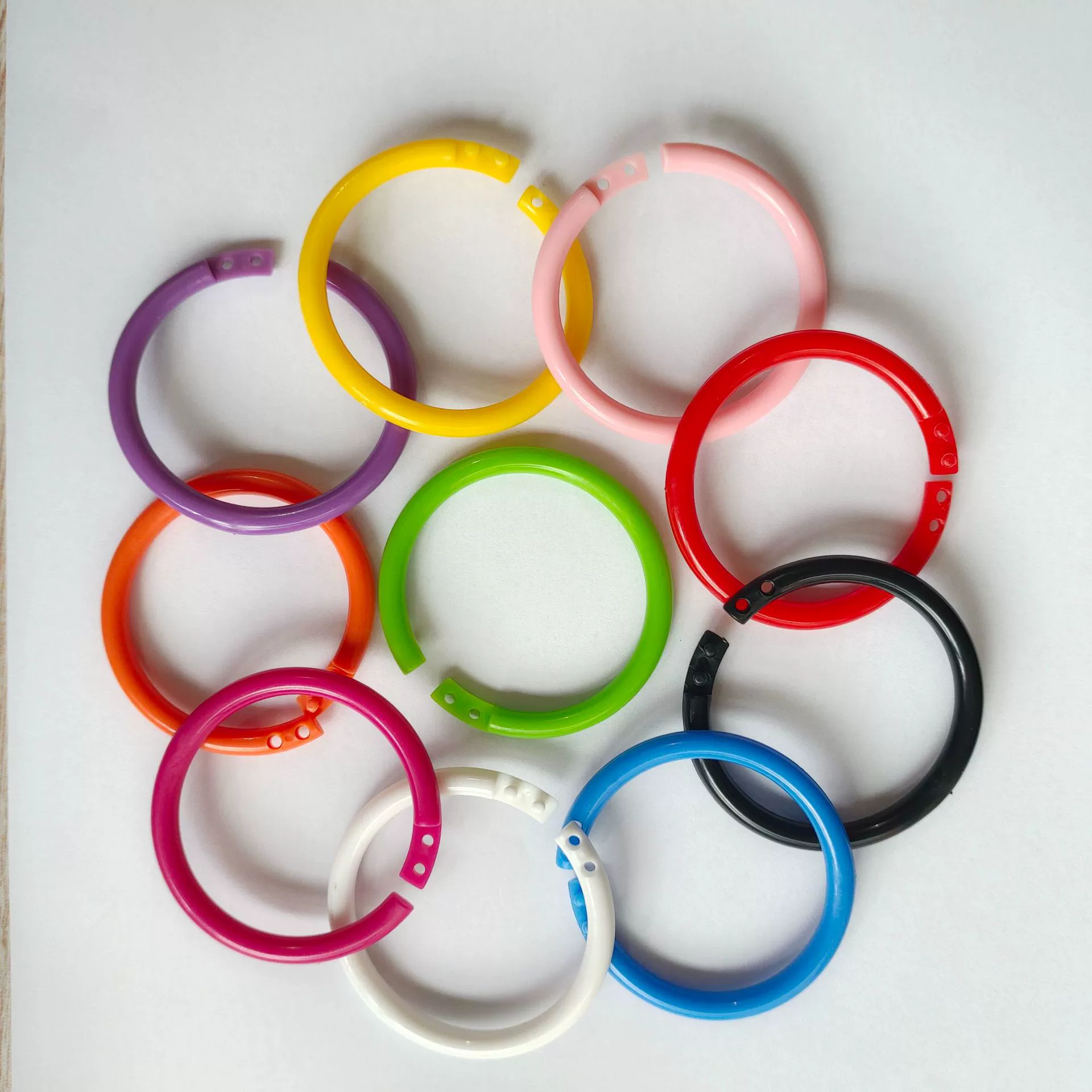 Прямые поставки с фабрики красочных застежек, офисных книг, пластиковых двойных пряжек, открытых колец, стопорных колец, открытых колец, игрушек с отрывными застежками
