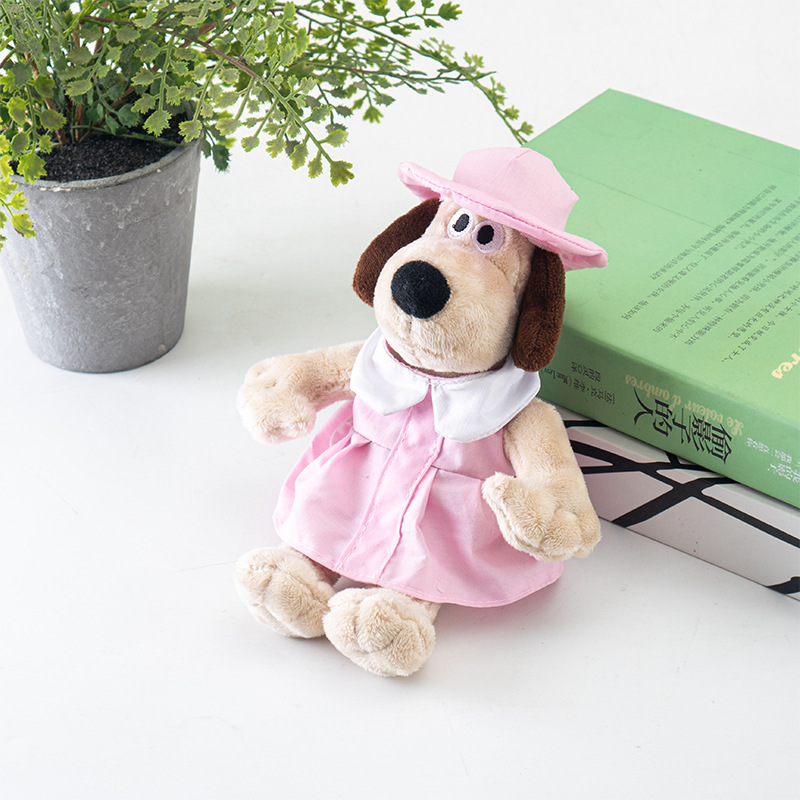 Большая собака-вожак в розовой юбке