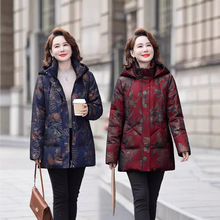 冬装中老年羽绒服女2025年新款妈妈连帽百搭印花加厚防风保暖外套