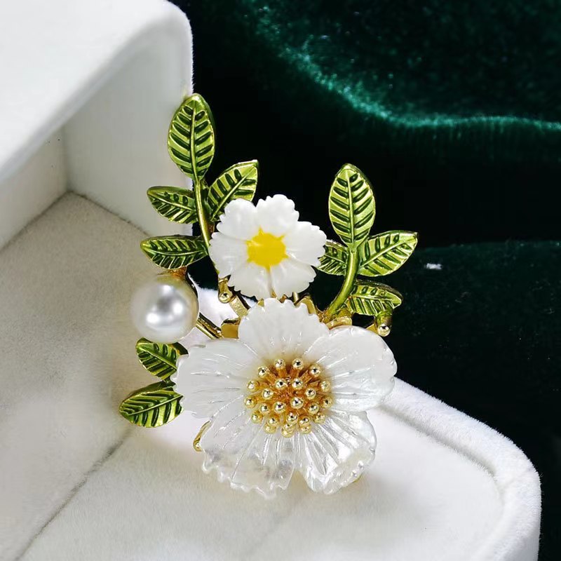 Spilla a forma di margherita piccola creativa dal temperamento letterario, come una piccola spilla a forma di fiore dolce e fresco, accessori per abbigliamento di alta qualità_voghion.com