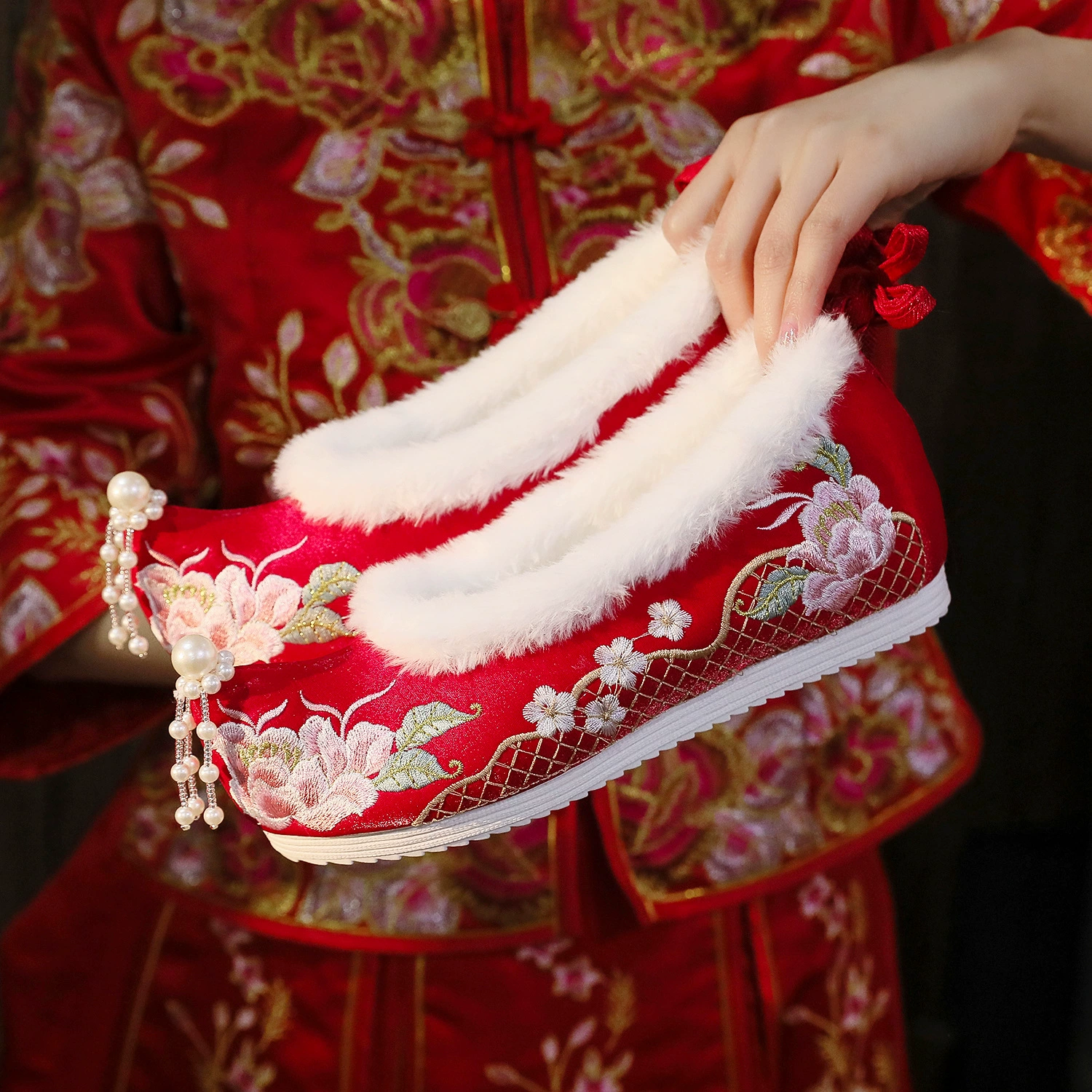 Великолепные весенне-осенние новые туфли ханьфу с кисточками в древнем стиле вышитые туфли невесты Xiuhe свадебные туфли в китайском стиле Внутреннее увеличение высоты тканевые туфли