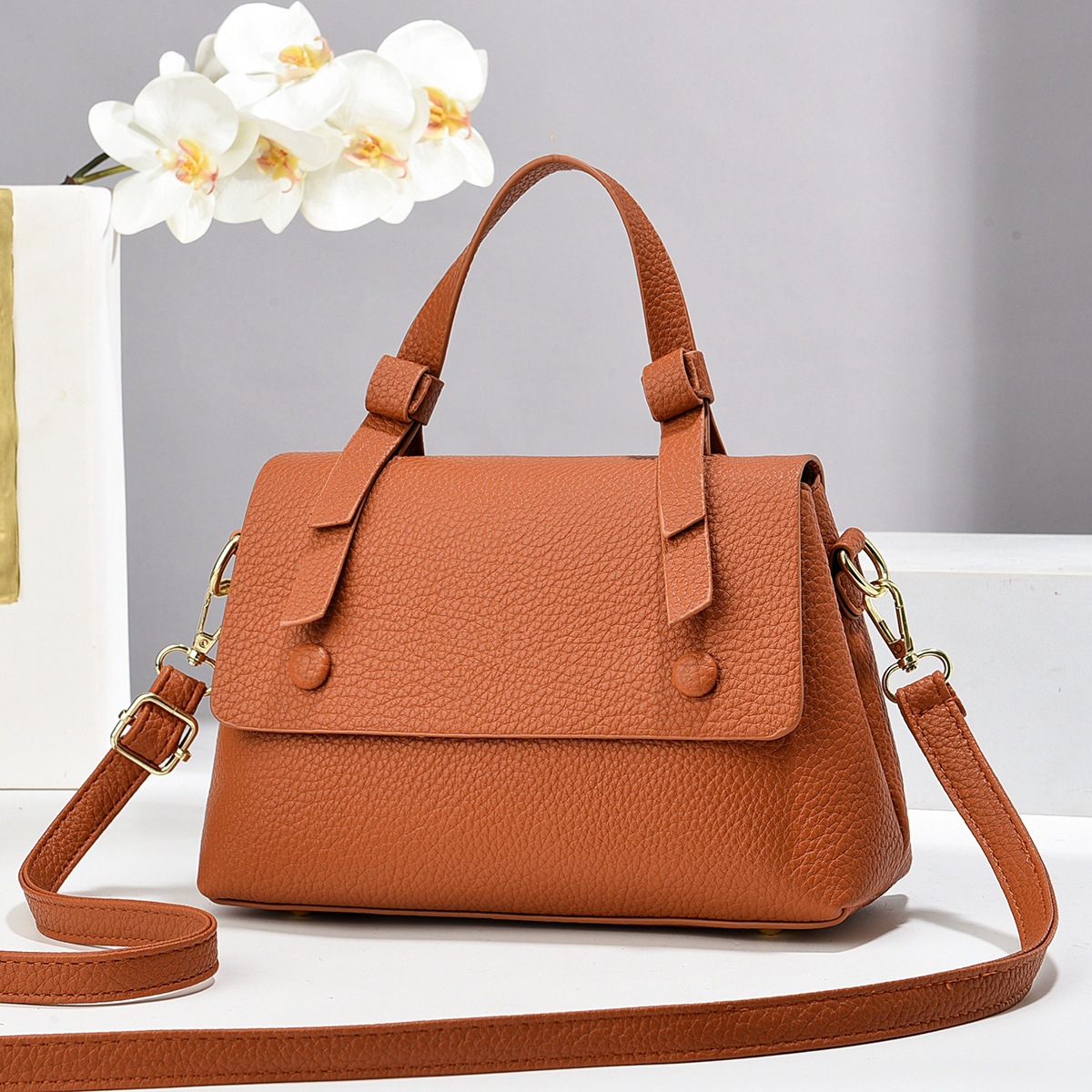 Bolso bandolera imprescindible para niñas ligeras Bolso bandolera de mujer Bolso diagonal de silla de montar 2025 Bolso diagonal de nueva moda Pequeño