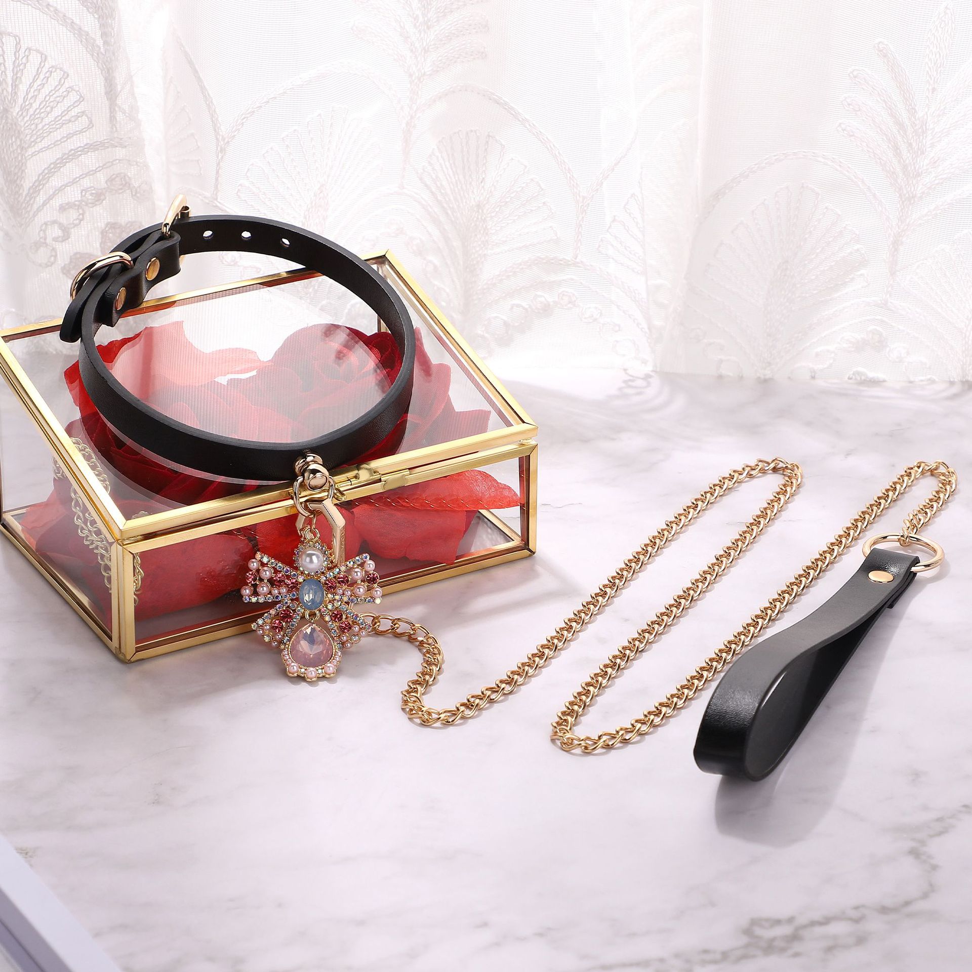 SM props diamond-encrusted butterfly sex cream clip female slave training zircon pendant traction collar SM sex toys on behalf of sale