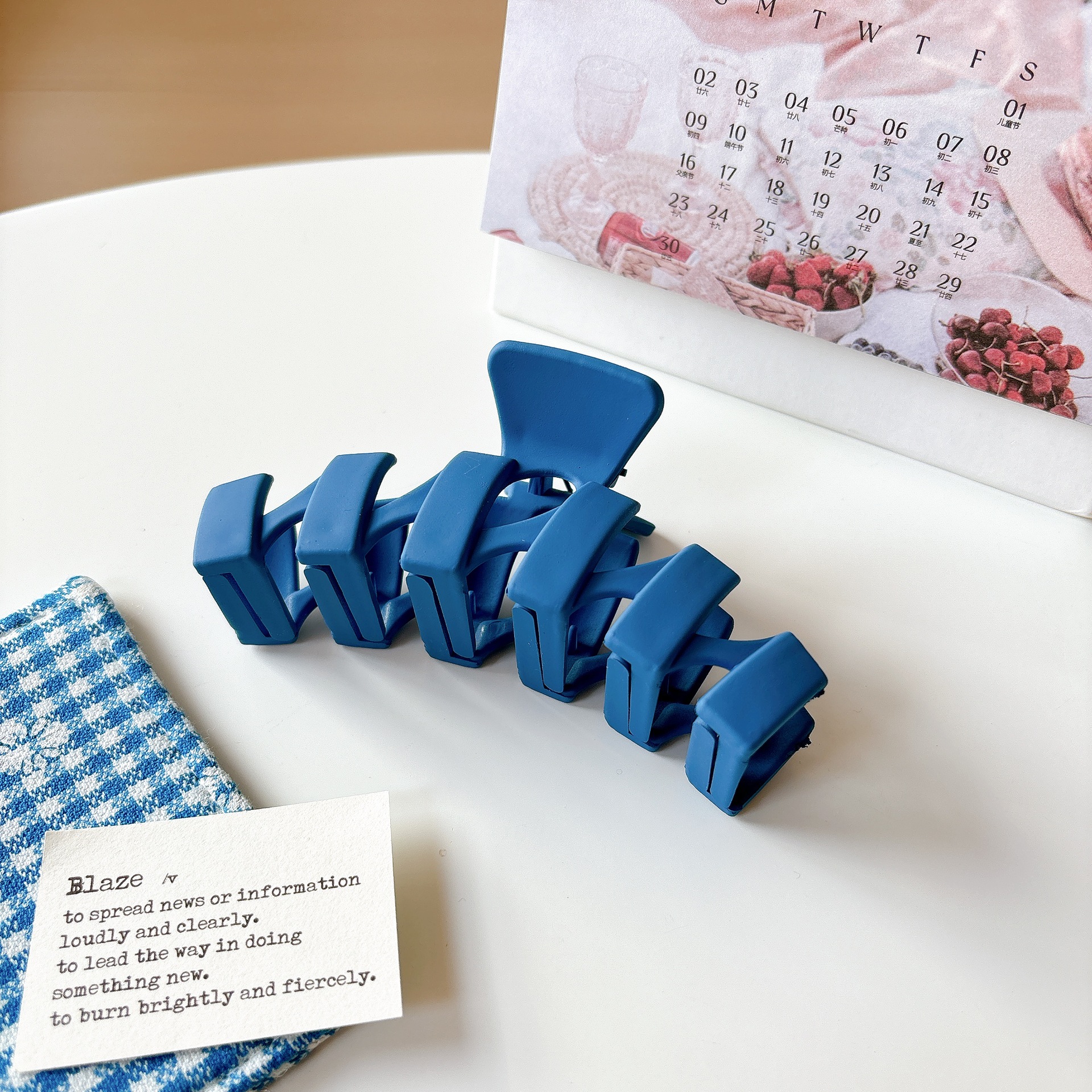 Japonés y coreano accesorios para el cabello hembra Klein azul clip temperamento simple giro horquilla corazón pequeña horquilla placa geométrica horquilla