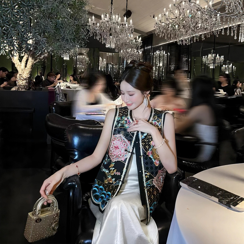 Chinese-Style High-End Heavy Embroidery, Light Luxury, Beautiful Vest, Collarless Design, Simple and Elegant, Buttons Arranged Neatly at the Placket