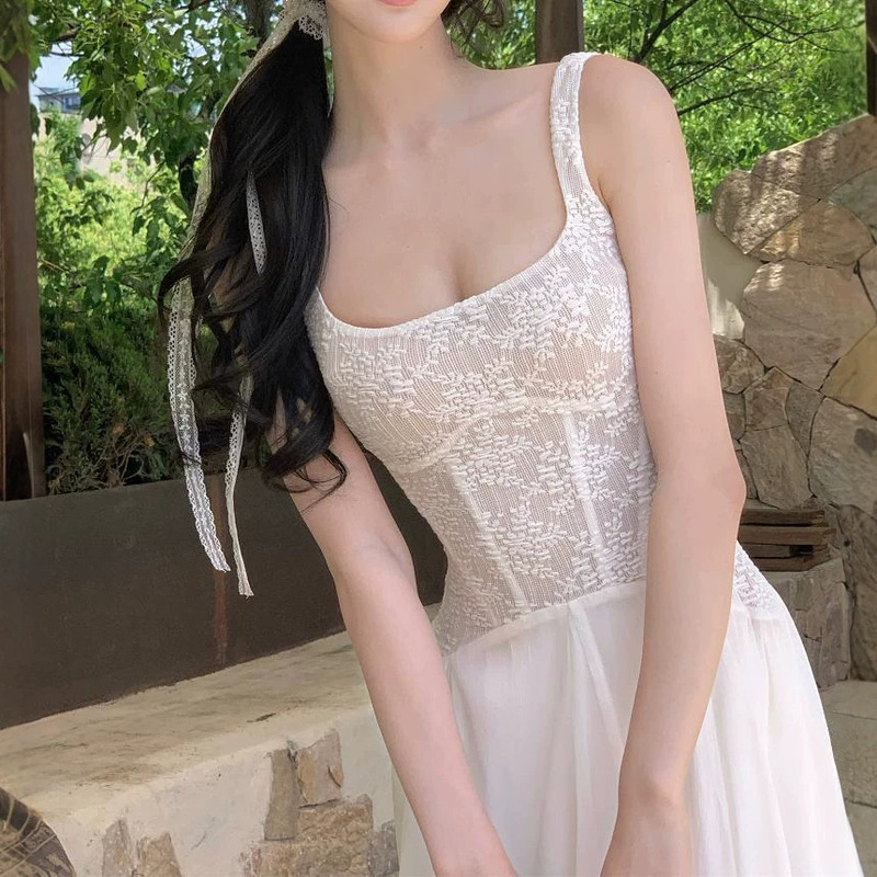 From the Moment You See It, the [Yanjia] Atmospheric Lace Square-Neck Fishbone Dress Exudes Elegance and Slimness, with an A-Line Fishtail Design in Two Versions