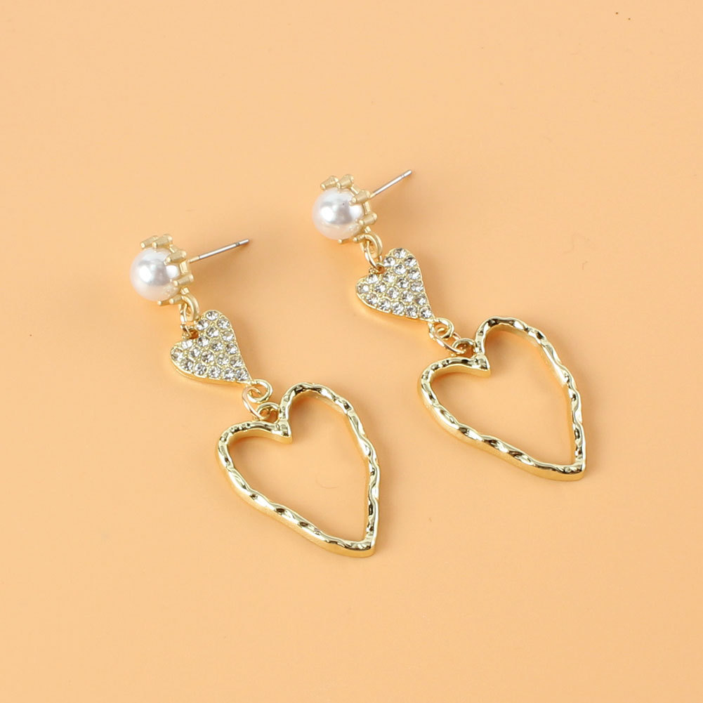 Retro Alloy Inlaid Pearl Diamond Heart-shaped Earrings display picture 3