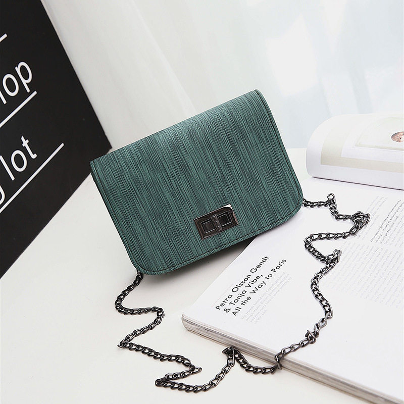 Small Square Shoulder Bag For Women With Chain And Turn Lock_voghion.com