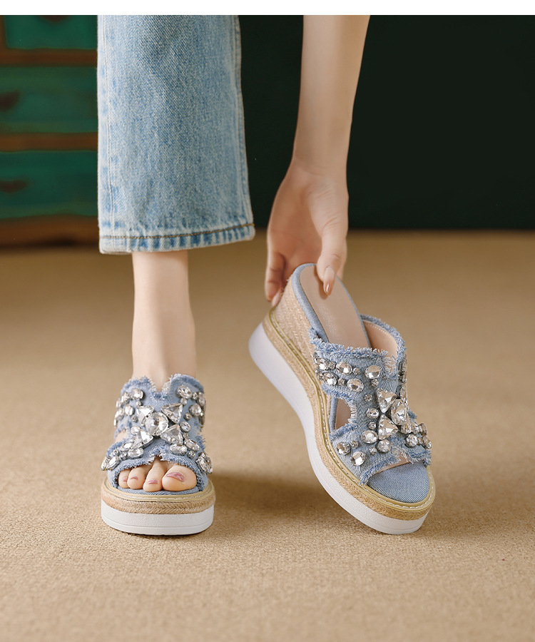 Dép sandal nữ quai ngang đế xuồng cao gót 9 cm, chất liệu denim phối đá đính và đế cói — Cao bồi xanh chi tiết 9