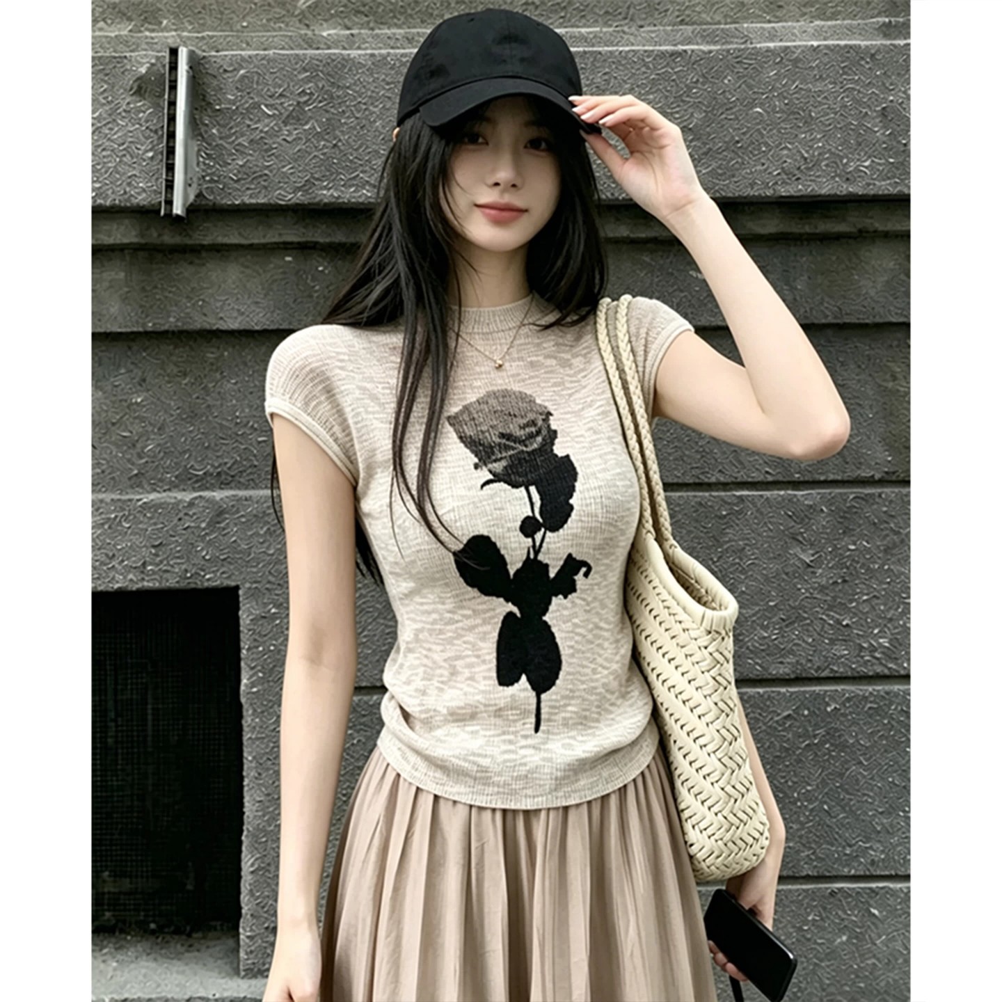 French-Style Rose Print Short-Sleeve Knit Top for Women, Summer 2026, Slim Fit, Round Neck, High-End Feel, Base Shirt