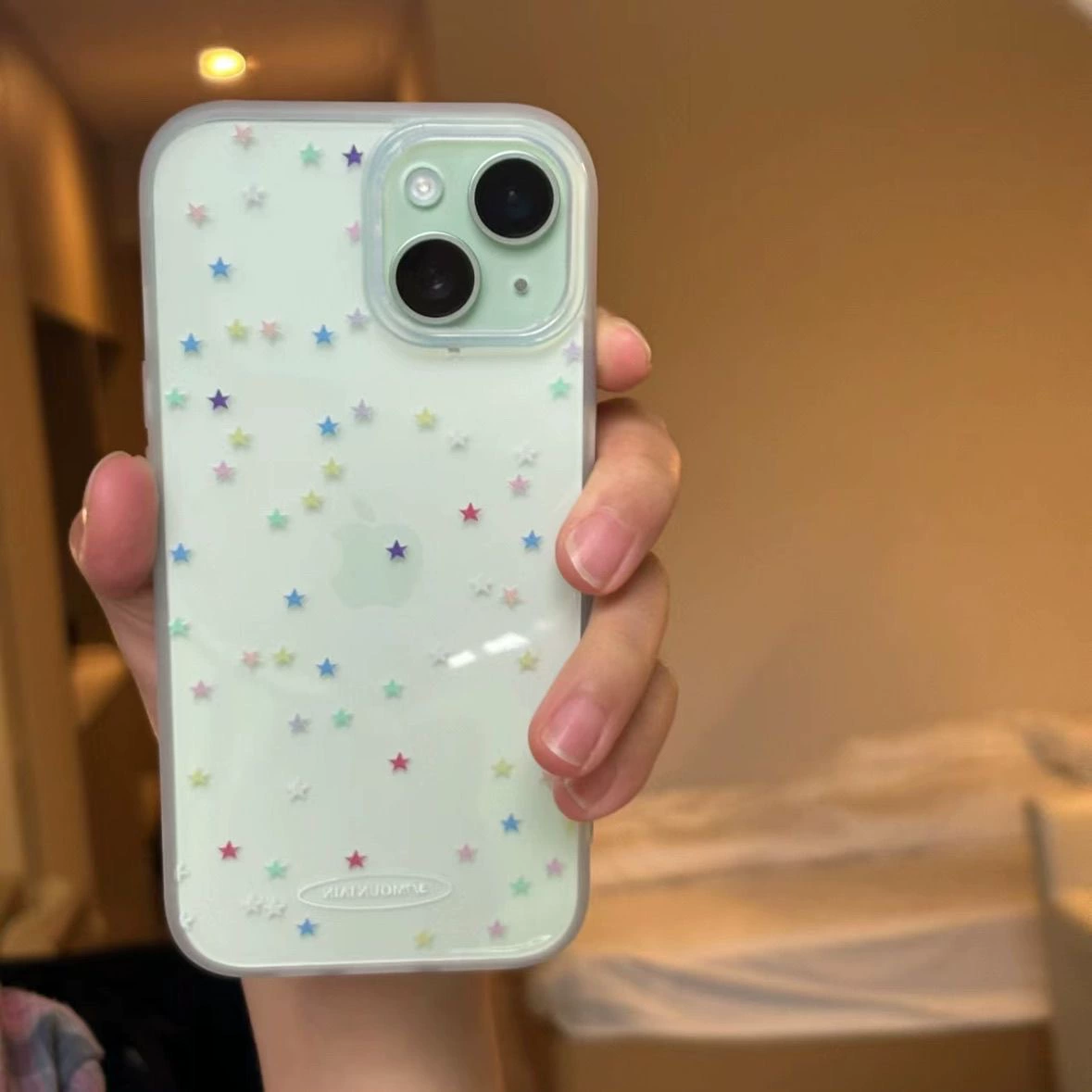 Чехол для телефона (Apple iPhone13 / iPhone14 Pro / iPhone15 Pro) — прозрачный с цветными звёздочками, большой вырез под камеру