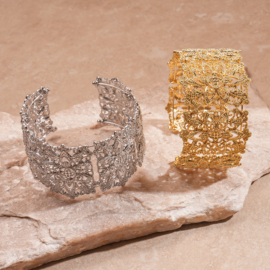 Europa y los Estados Unidos transfronterizos redondos empalmados huecos flores abiertas anchas pulseras brazaletes retro nicho de alta calidad joyas de mano para mujeres