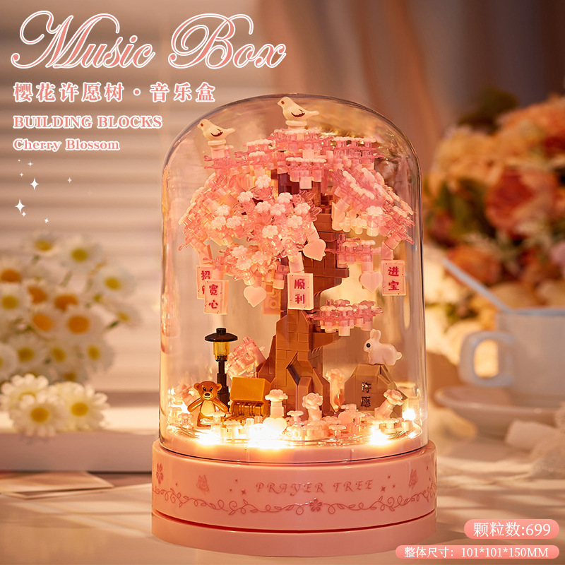 積み木の花がバラのオルゴールを飾っています。|undefined