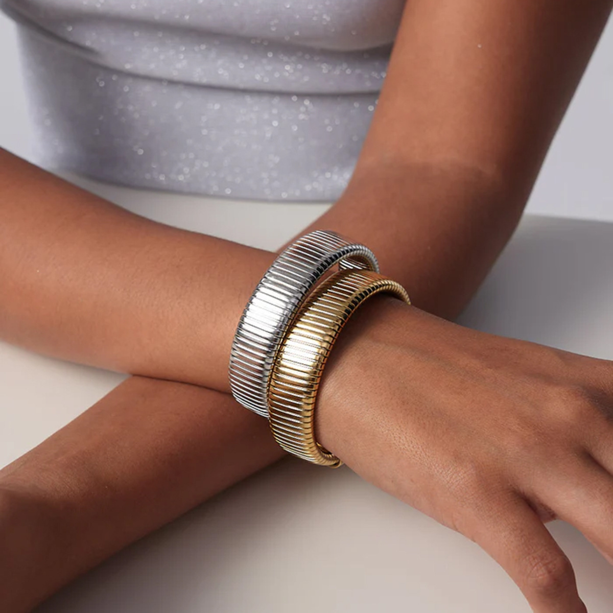 Explosiones transfronterizas de alta sensibilidad temperamental de acero de titanio de una sola capa elástica pulsera de cadena de serpiente rojo en línea el mismo brazalete elástico amplio