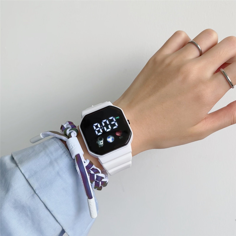 Reloj de astronauta LED con sentido de ciencia y tecnología, estudiantes de sexo masculino y femenino, reloj electrónico infantil impermeable de moda simple y de alto valor