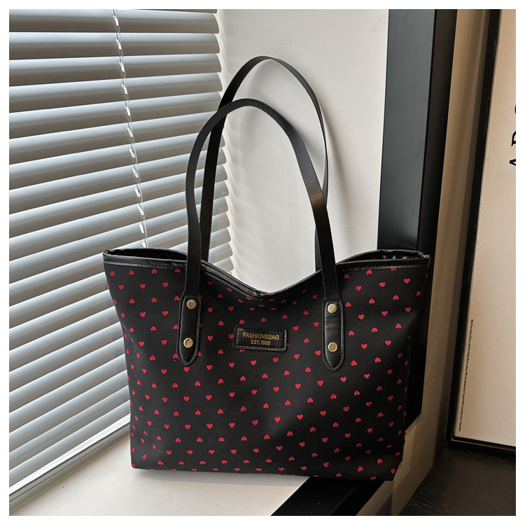 The 2024 new Korean-style tote bag with a college style is stylish, elegant and beautiful. It is a large-capacity single-shoulder and underarm commuter handbag undefined