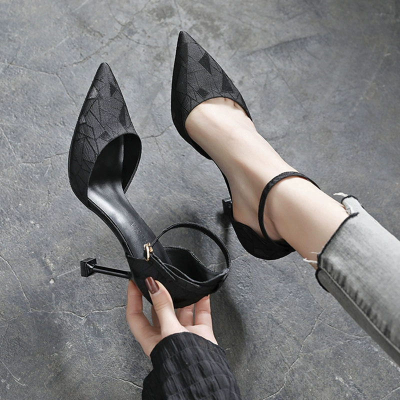 Красные французские девушки с острыми каблуками на каблуках, сексуальный темперамент