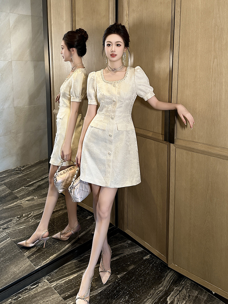 Đầm ngắn tay cổ vuông thắt eo vải satin jacquard thiết kế kiểu Pháp — sâm panh