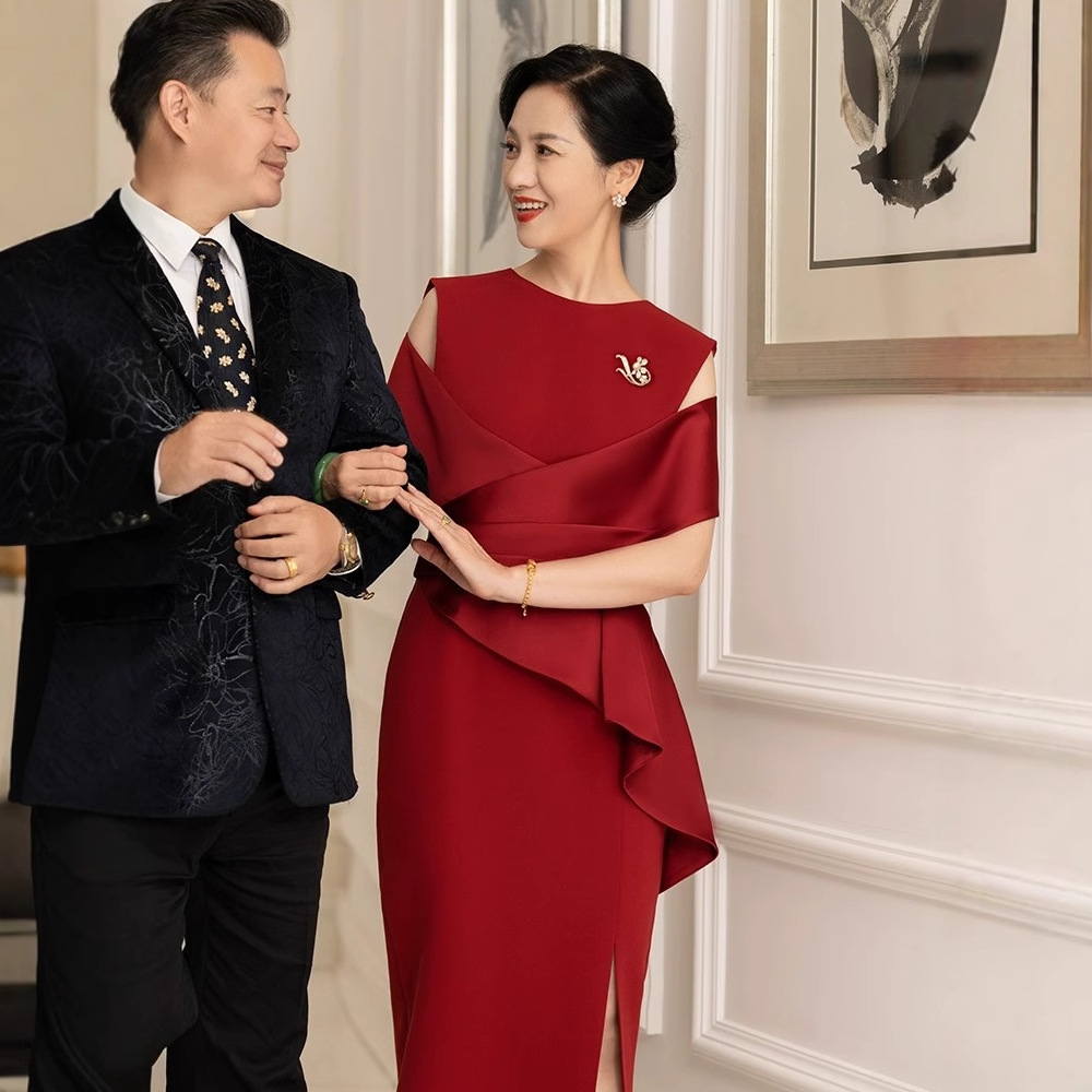 Vestido de banquete de boda de mamá 2024 Boda de verano rojo elegante boda de moda feliz suegra cheongsam de mediana edad adelgazar