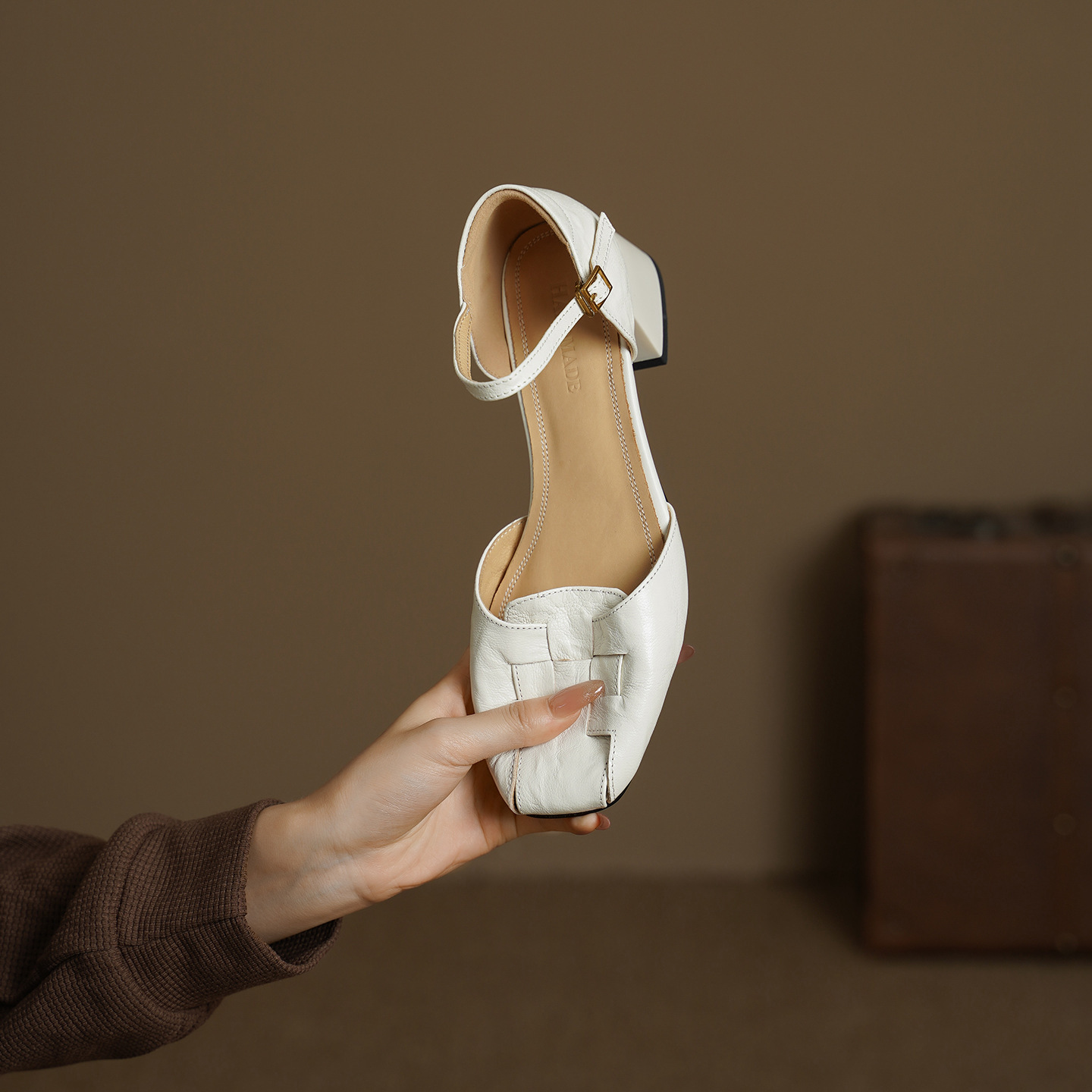 Sandal nữ da dê bện mũi kín quai ngang gót vuông trung bình — đen