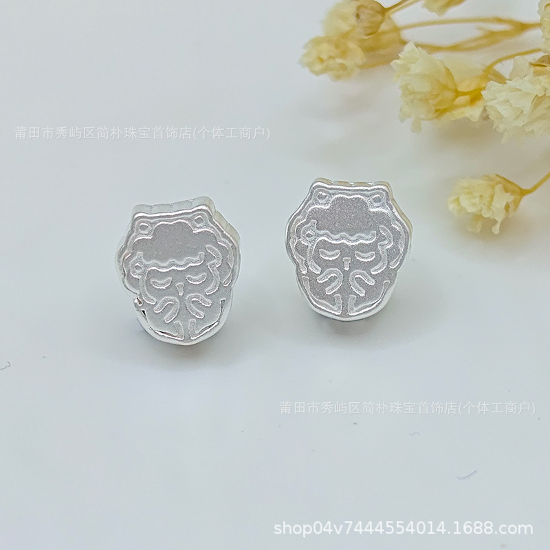 999 pure silver cartoon-style simple drawing of a little sheep, used as a charm bead or spacer bead for handmade DIY braided bracelets, pure silver sheep zodiac accessory