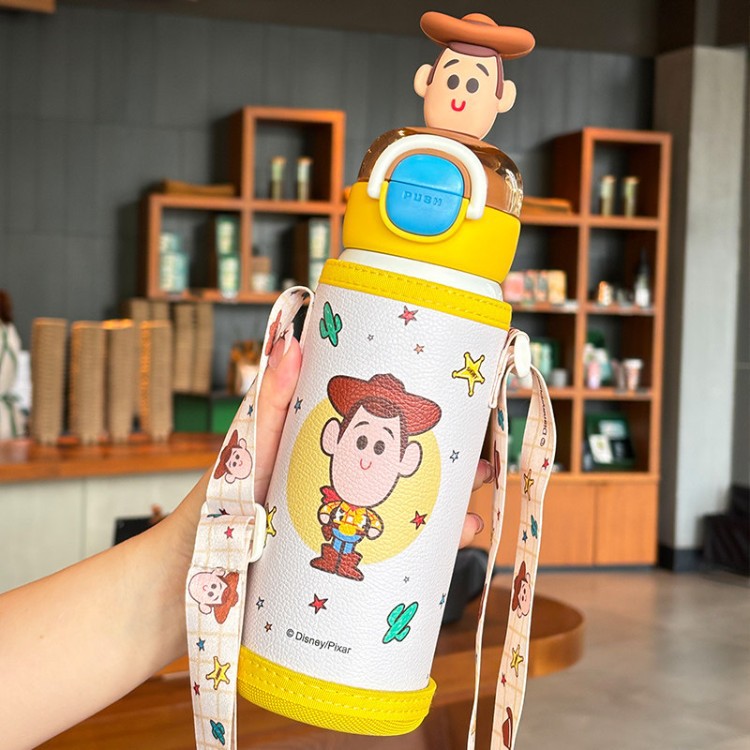 Strawberry Bear Bas Lightyear Co-branding Taza de aislamiento para niños Taza de paja de doble boca de bebida Taza de agua de dibujos animados de alta capacidad
