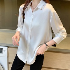 長袖のシフォンのシャツの女性の2024春の百合の垂れ下がった感じの復古のサテンのシャツの小さいシャツのデザイン感の小さい大衆の上着
