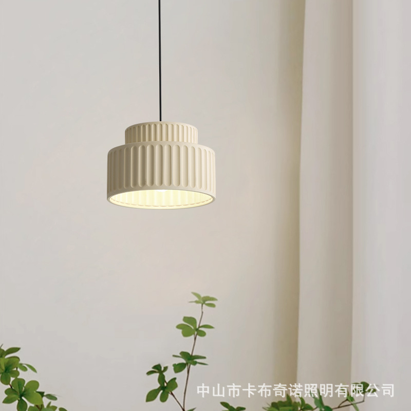 Araña de restaurante estilo crema francesa, celebridad de Internet, estilo caliente 2024, nueva lámpara de noche de dormitorio, protección ocular cálida, lámpara Zhongshan