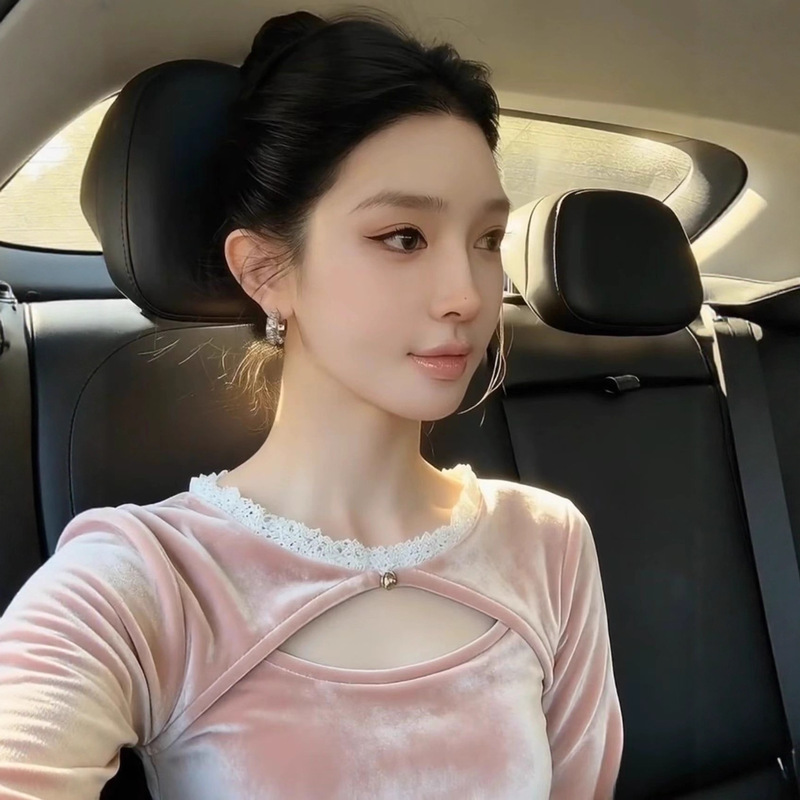 Pink Lace-Trimmed Velvet Top for Women, 2026 Winter, Age-Reducing, Fashionable, Stylish, Slim-Fit, Slimming, Hollow-Out Base Shirt Pink Lace-Trimmed Velvet Top for Women, 2026 Winter, Age-Reducing, Fashionable, Stylish, Slim-Fit, Slimming, Hollow-Out Base Shirt