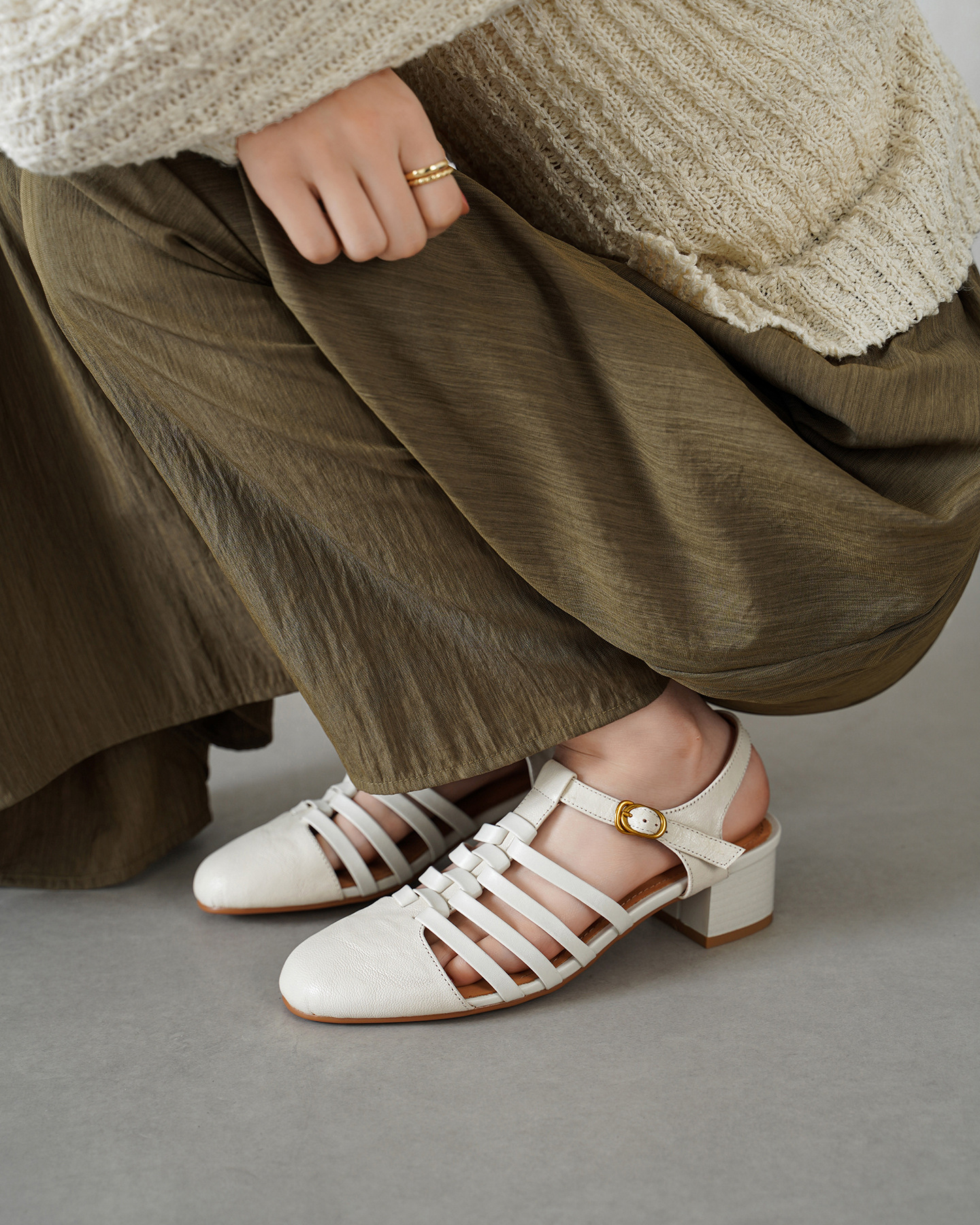 Sandal nữ cổ điển mũi nhọn quai T khóa, gót 5 cm, da cừu mềm — màu trắng ngà chi tiết 10