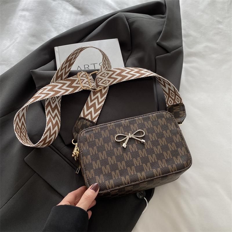 Bolso pequeño con textura de lazo para mujer 2025 primavera nuevo estilo popular bolso cuadrado pequeño con textura de alta calidad bolso de mensajero de un solo hombro