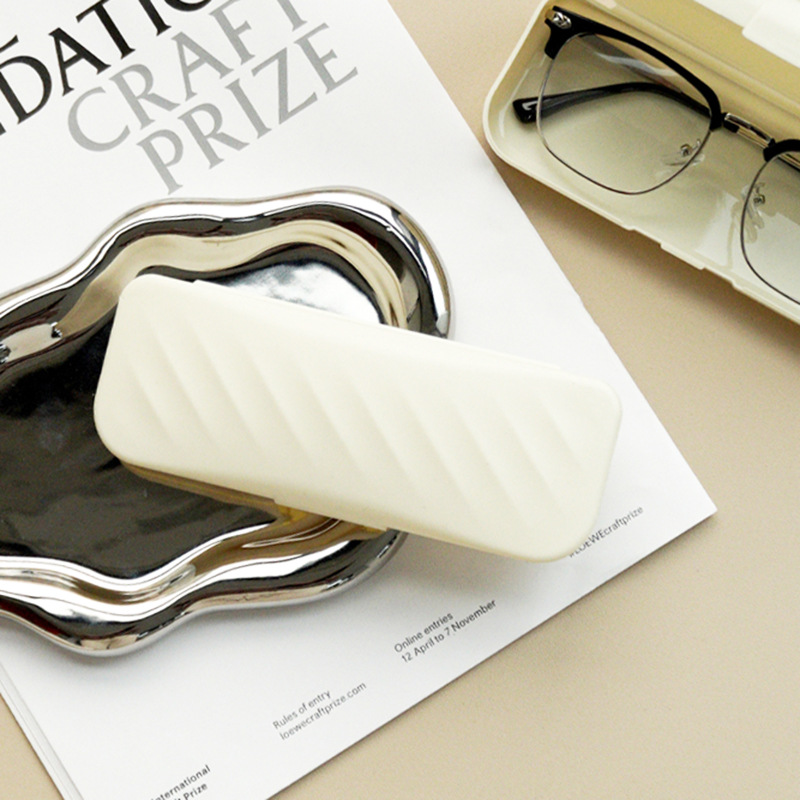 Caja de gafas de plástico blanco crema de alta calidad Inswind Caja de almacenamiento de alto valor facial Caja de gafas de miopía Caja de gafas anti-presión
