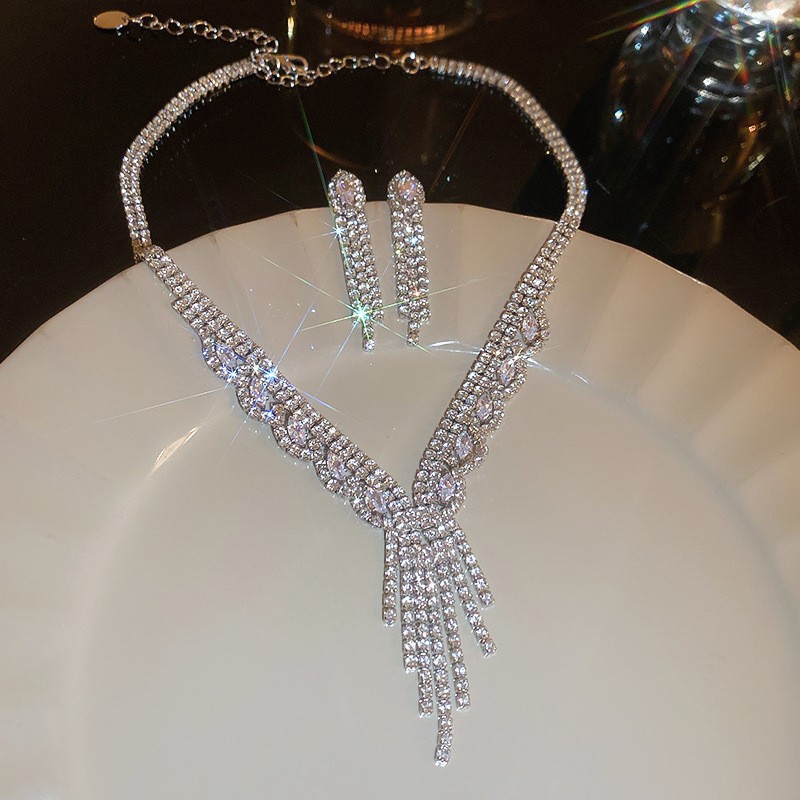 Collar de aretes cuadrados con incrustaciones de diamantes de dos piezas de moda, lujo ligero, collar de alta gama, temperamento exquisito, conjunto de joyas de todo fósforo