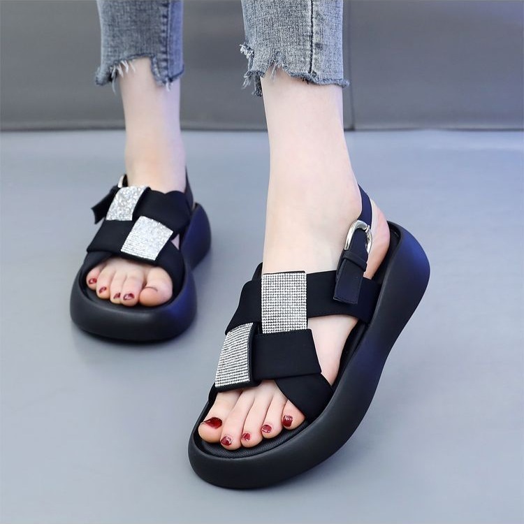 Zapatillas frescas de fondo grueso para mujeres 2024 verano nuevo estilo de ropa exterior altura de fondo suave pisar mierda sensación de zapatillas de playa muffin