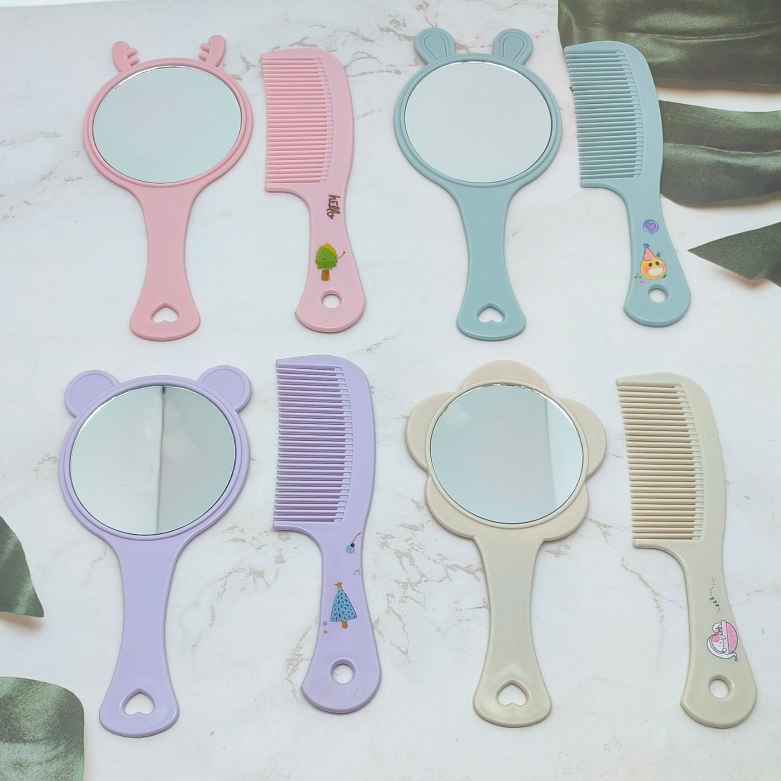 Nuevo juego de espejo de peine de dibujos animados con mango espejo pequeño peine de plástico de forma linda espejo de maquillaje de mano