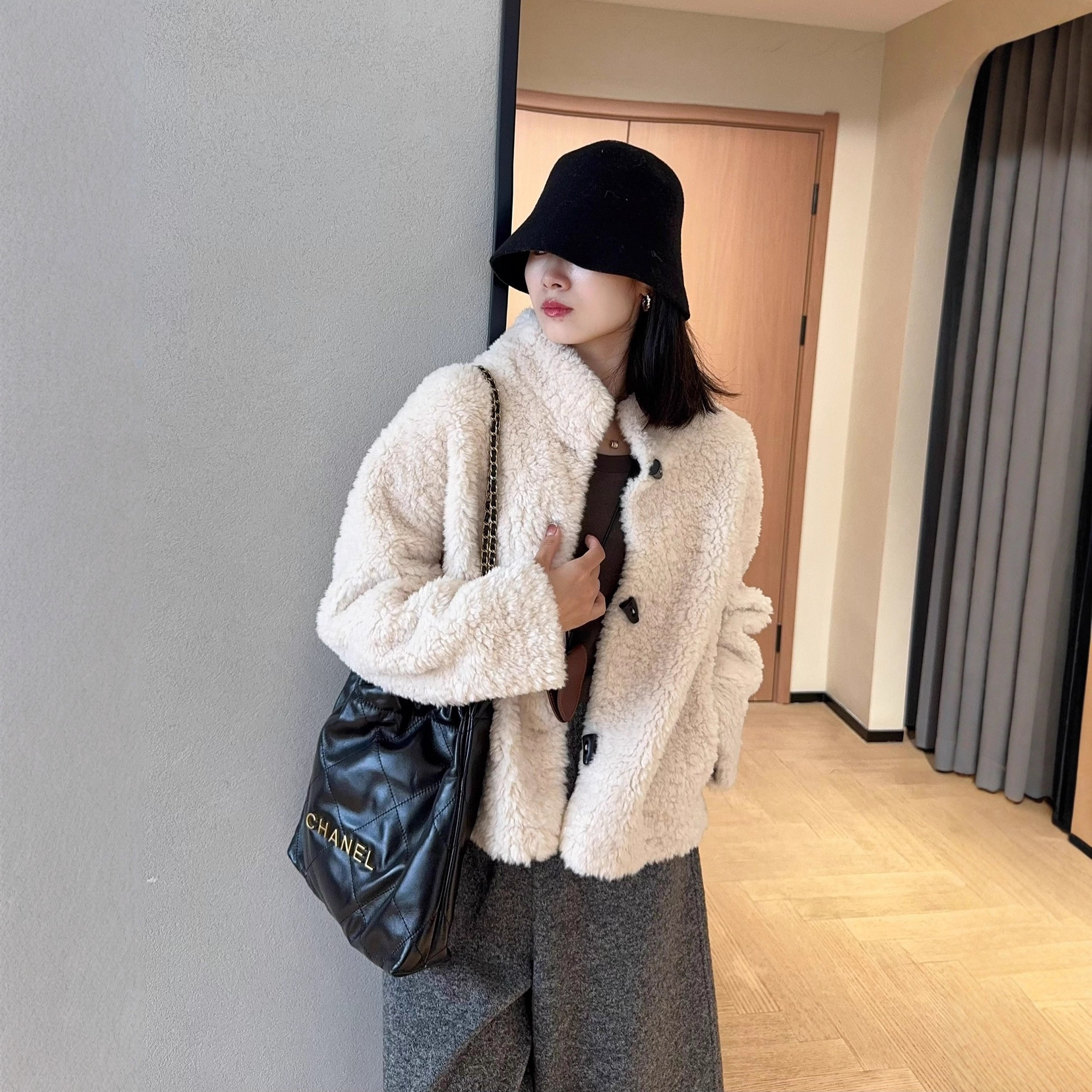 朵妮 DN 氛围感温暖舒适显瘦牛角扣小立领短款羊羔毛外套女秋冬新